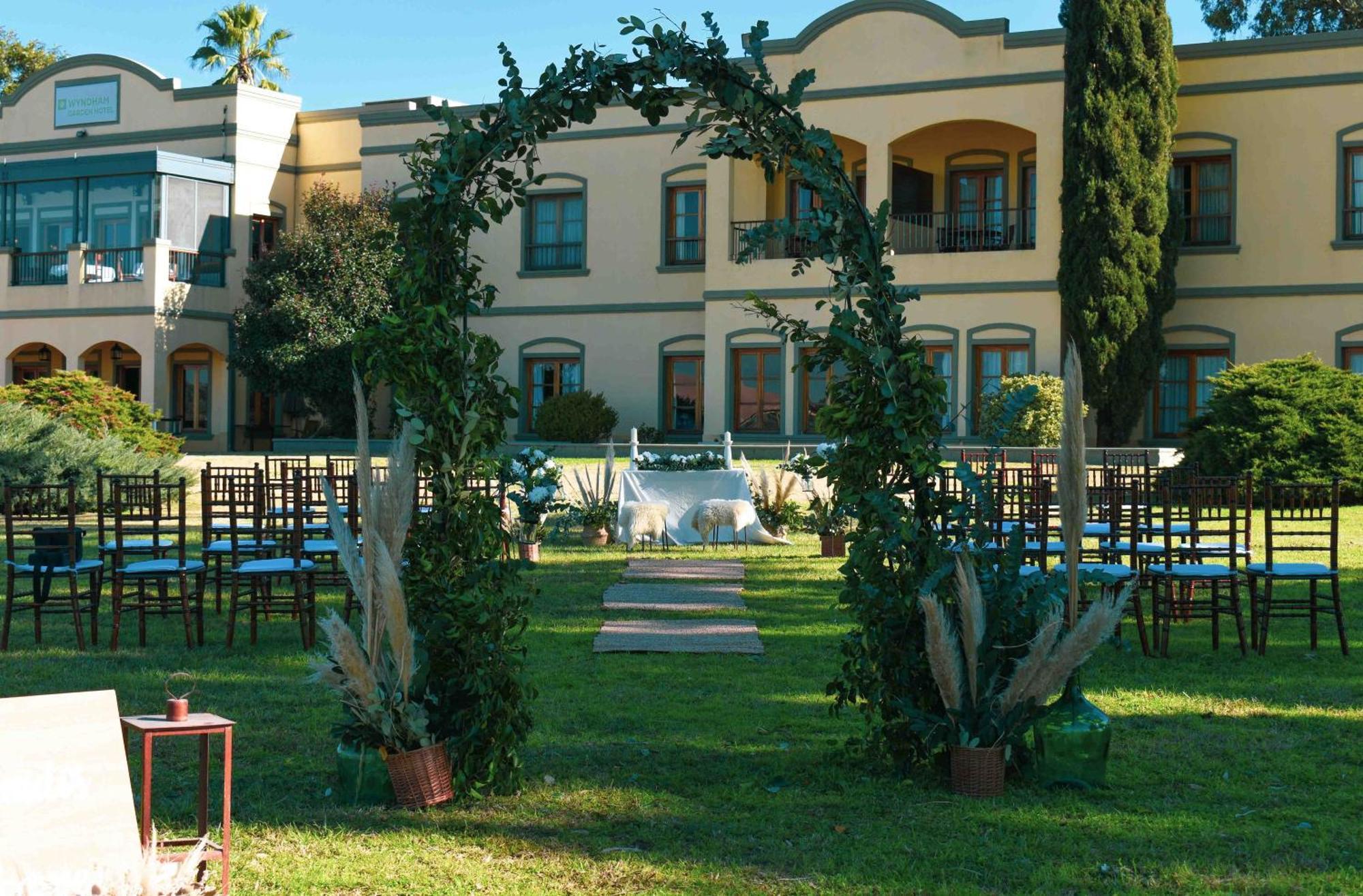 Отель Wyndham Garden Lujan Экстерьер фото